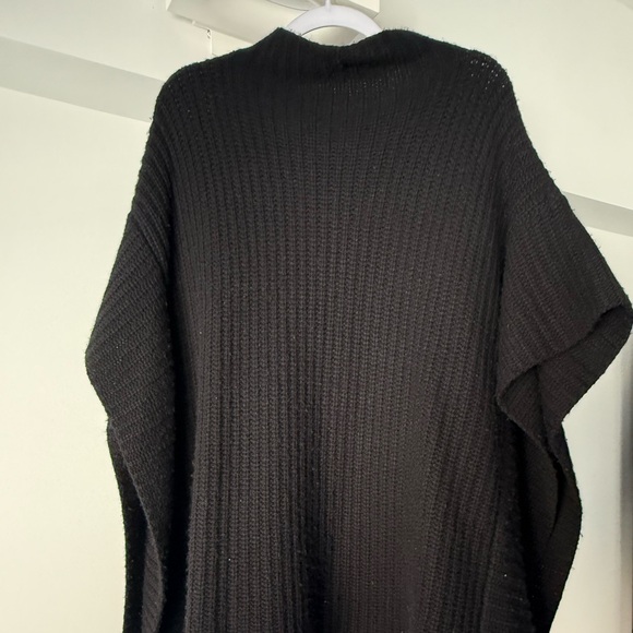 Henri Bendel knit poncho - Picture 3 of 6